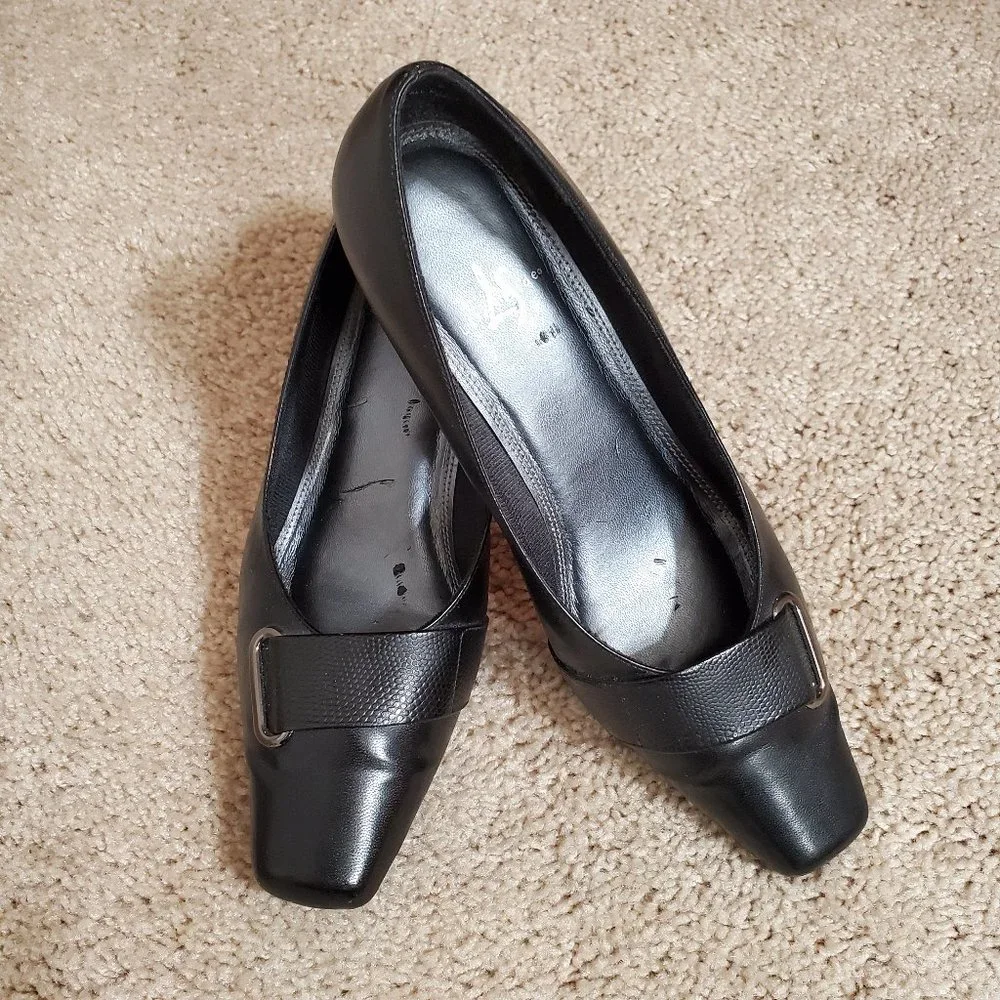 Black Heel Closed Toe Shoes Size 8 1/2 - Picture 1 of 7